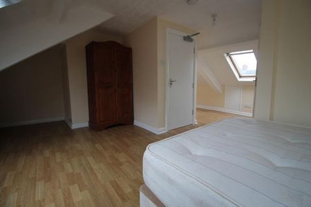 3 bedroom flat to rent - Photo 4