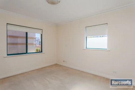 “4 Bed 2 Bath Townhouse in Applecross” - Photo 3