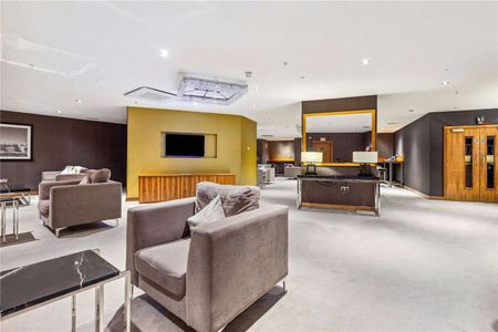 Three bedroom apartment in Nine Elms - Photo 2