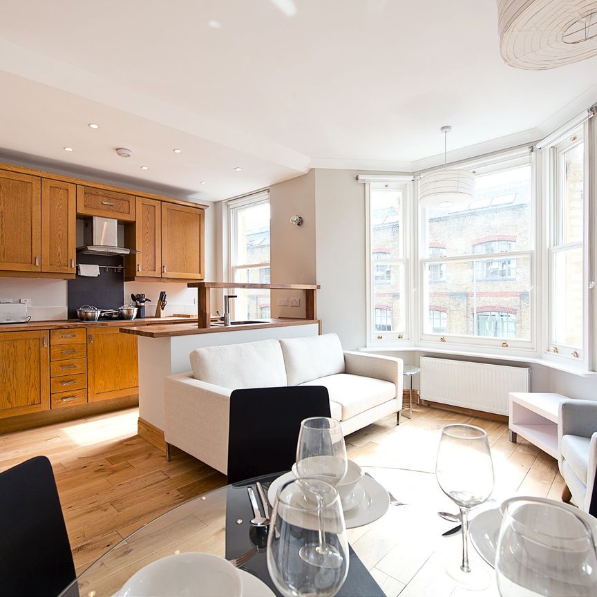 Warriner Gardens, London, SW11 - Photo 1