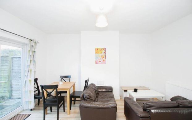 ** Student property** A four bedroom student house located in Horfield with great access to the City centre, North Bristol and benefits from great public transport. The property is offered on a furnished basis! - Photo 1