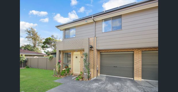 Bright & Modern 4-Bedroom Townhouse with Secure Parking - Photo 1