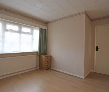 Price £2,300 pcm - Available Now - Part Furnished - Photo 4