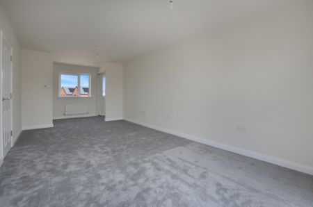 A wonderfully presented five bedroom home, with double garage and enclosed garden. Close to Trumpington Meadows nature reserve, Addenbrookes Hospital and the park and ride, for Cambridge City centre. Available December. - Photo 3