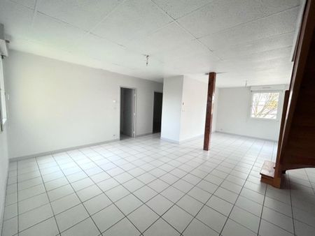 Location Appartement 4 pièces 83m² LE COTEAU 42120 - Photo 2