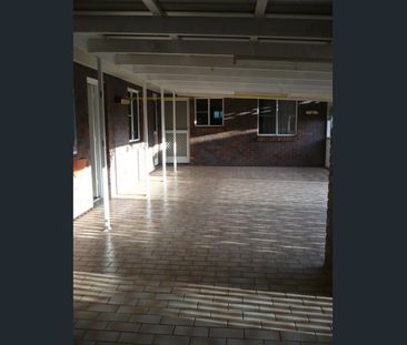 Large brick family home - close to shopping complex and University - Photo 2