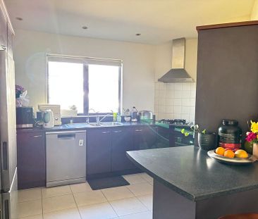 Boarder for a 5BR Karori Haven w/ Courtyard - Photo 1