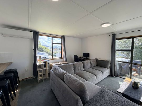 A sunny and spacious townhouse! - Photo 1