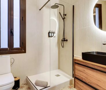 Room in a shared 5-bedroom apartment for rent in El Gòtic - Photo 3
