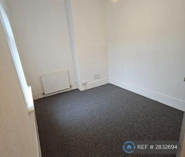 4 bedroom end of terrace house to rent - Photo 3