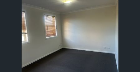 Fantastic 3 Bedroom Townhouse!! - Photo 2