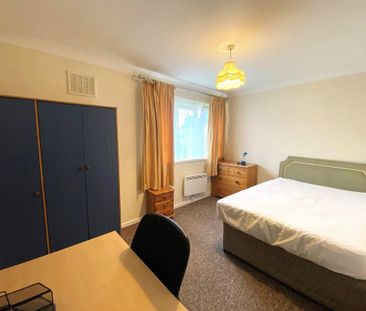 3 bedroom flat to rent - Photo 3