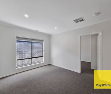 Breathtaking 4-Bedroom Family Residence! - Photo 2