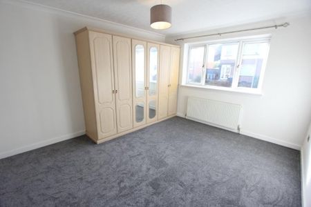 4 bedroom semi-detached house to rent - Photo 2