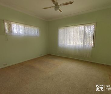 Well presented 4 bedroom family home, just 300m to the heart of town - Photo 2