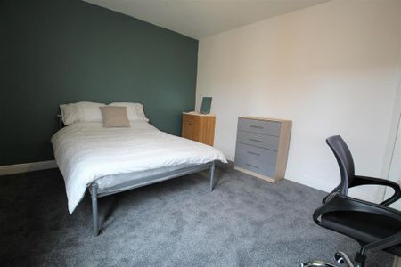 4 bedroom terraced house to rent - Photo 2