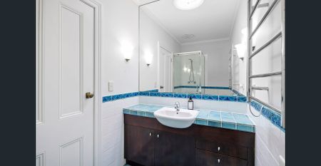 Charming Ground Floor - 2 Bedroom Apartment in Ultra Convenient Location - Photo 3