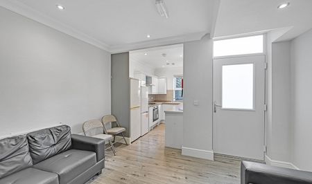 5-Bed Ensuite Student House - Photo 3