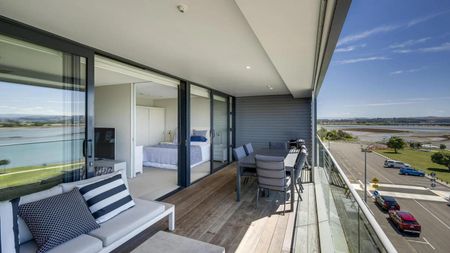 Waterfront apartment - available for 8 month lease - Photo 5