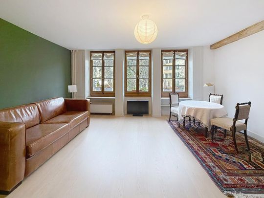 Studio meublé, donnant sur la place du bourg de four en vieille ville. - Photo 1