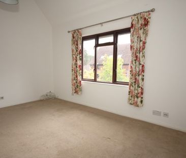 Tintagel Way, Woking - Photo 3