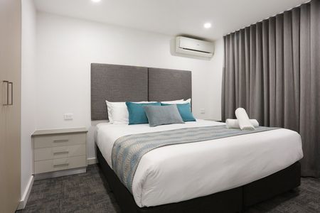 SHORT-TERM, EXECUTIVE 1-BEDROOM APARTMENT (1 KING BED) IN SOUTHPORT CBD - Photo 2