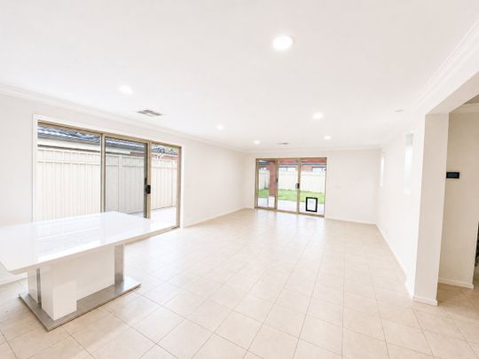 4 BEDROOM HOME IN KIALLA - Photo 1