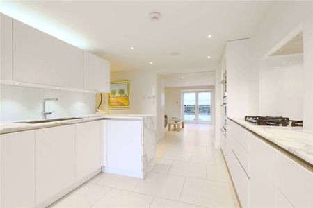 A stunning four bedroom family home in Canonbury close to amenities of Upper Street and Highbury & Islington station. - Photo 3