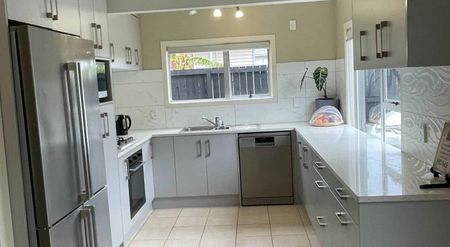 Spacious 5 Bedroom Home - Photo 4