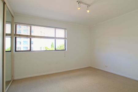 Spacious Apartment with a Leafy Outlook &ast;&ast; Available Now &ast;&ast; - Photo 4