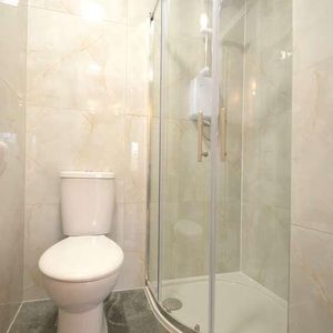 Charles Road, Staines-upon-thames, TW18 - Photo 2