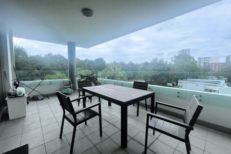 Spacious three bedrooms apartment with timber floor throughout and big balcony! - Photo 4