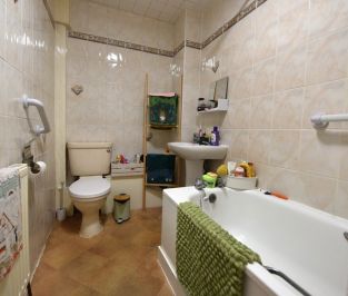 2 bedroom Flat in Otley Road, Leeds - Photo 6