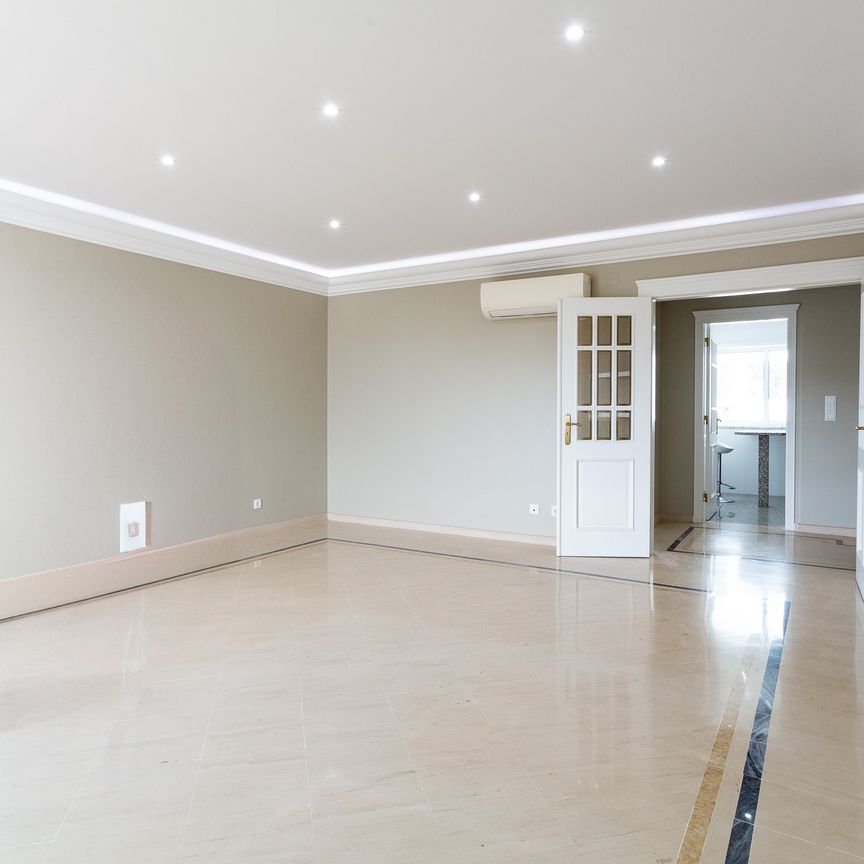 Renovated 3 Bedroom Duplex Apartment in Bairro da Assunção – Cascais - Photo 1