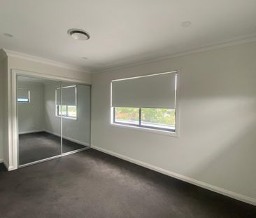 Modern Luxury 4-Bedroom Family Home - Quiet Street & Convenient Loc... - Photo 4