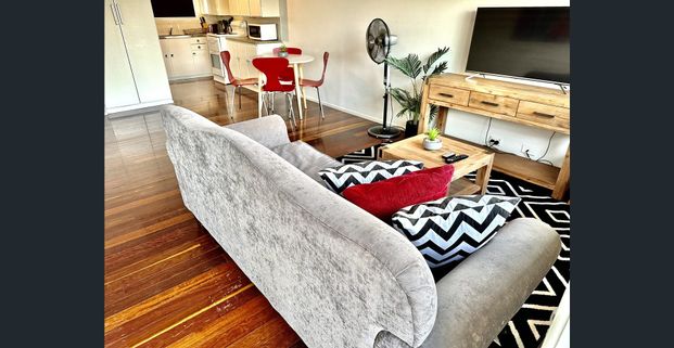 "Classic 70's Balmoral Apartment. - Photo 1