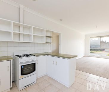 Cosy & Low Maintenance Apartment - Available Now - Photo 2