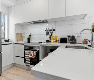 Bright & Modern 3-Bedroom Home - Photo 6