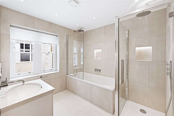 This newly refurbished modern three bedroom apartment offers style and charm whilst being on the desirable location of Sloane Square. - Photo 1