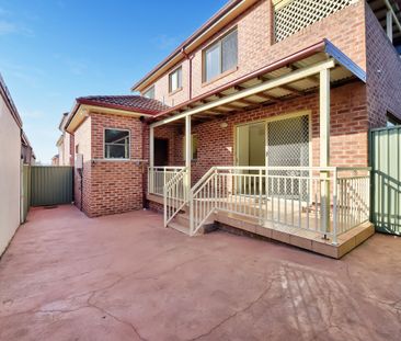 Spacious 2 Bedroom Townhouse $750 per week! - Photo 4