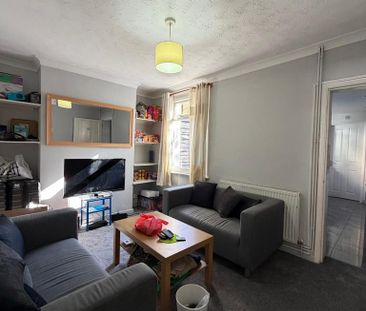 4 bedroom end of terrace house to rent - Photo 2