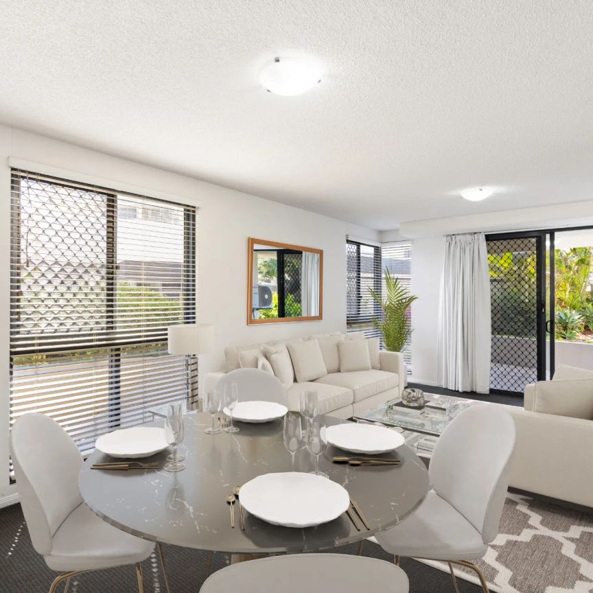 Very Large Apartment in the Heart of the Action - Photo 1