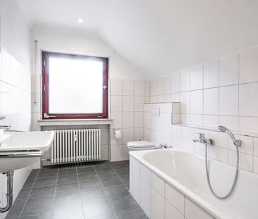 Schicke Dachgeschosswohnung mit Gartennutzung und EBK in toller Han... - Photo 1