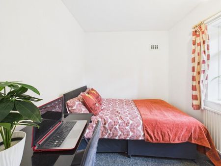 4 bedroom semi-detached house to rent - Photo 4