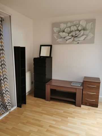 1 Bed Flat, Old Kent Road, SE1 - Photo 2