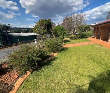 Lovely Established Home on 1,332 m² Allotment - Photo 2