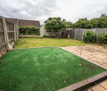 Spacious communal areas, with large drive and established garden - Photo 2