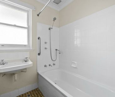 Ideal Location for a Lovely Home - 6 month lease only - Photo 6