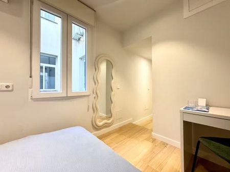 Calle de Fuencarral, Madrid, Community of Madrid 28004 - Photo 5