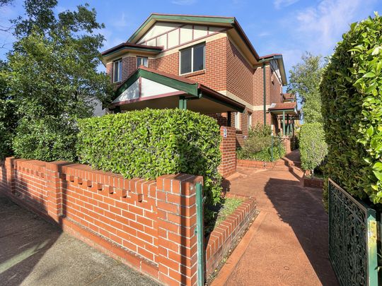 Spacious Two Storey Townhouse ! - Photo 1